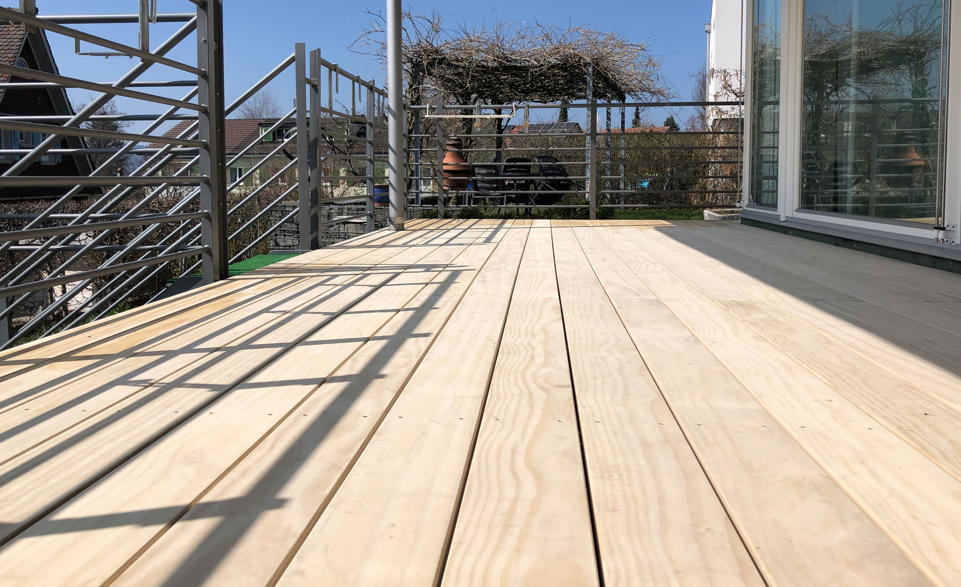 Überdachte Holzterrasse, das gute Terrassenholz besteht aus Accoya. Dieses Holz ist besonderes formstabil.