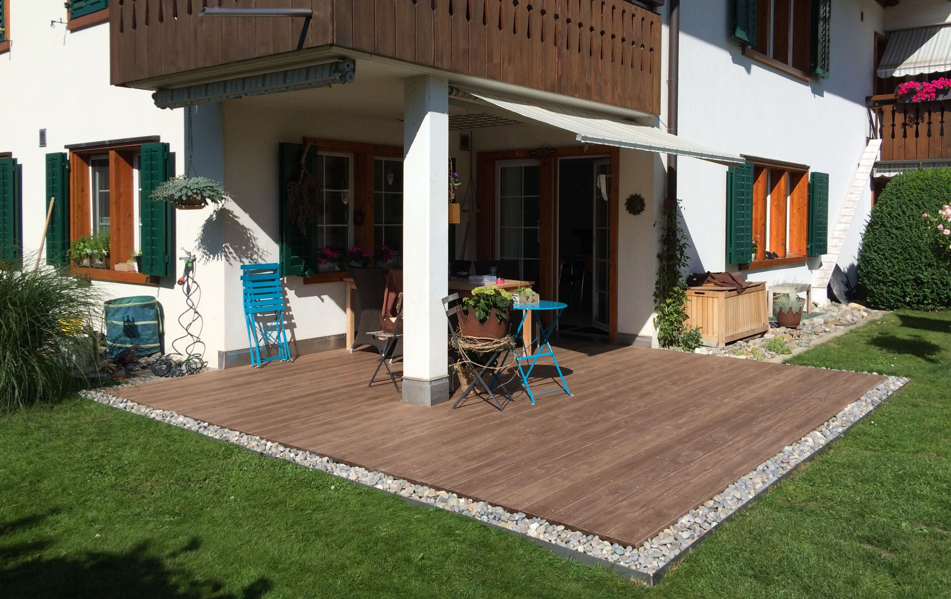 Fertig saniert. Ein schöner Gartensitzplatz bietet mehr Ambiente und Lebensqualität. Besonders nachhaltig ist die Holzterrasse aus Accoya Holz