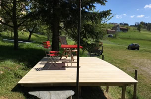 Accoya Terrasse auf Kastanienpfählen als Sitzplatz-Erweiterung im freien Gelände montiert