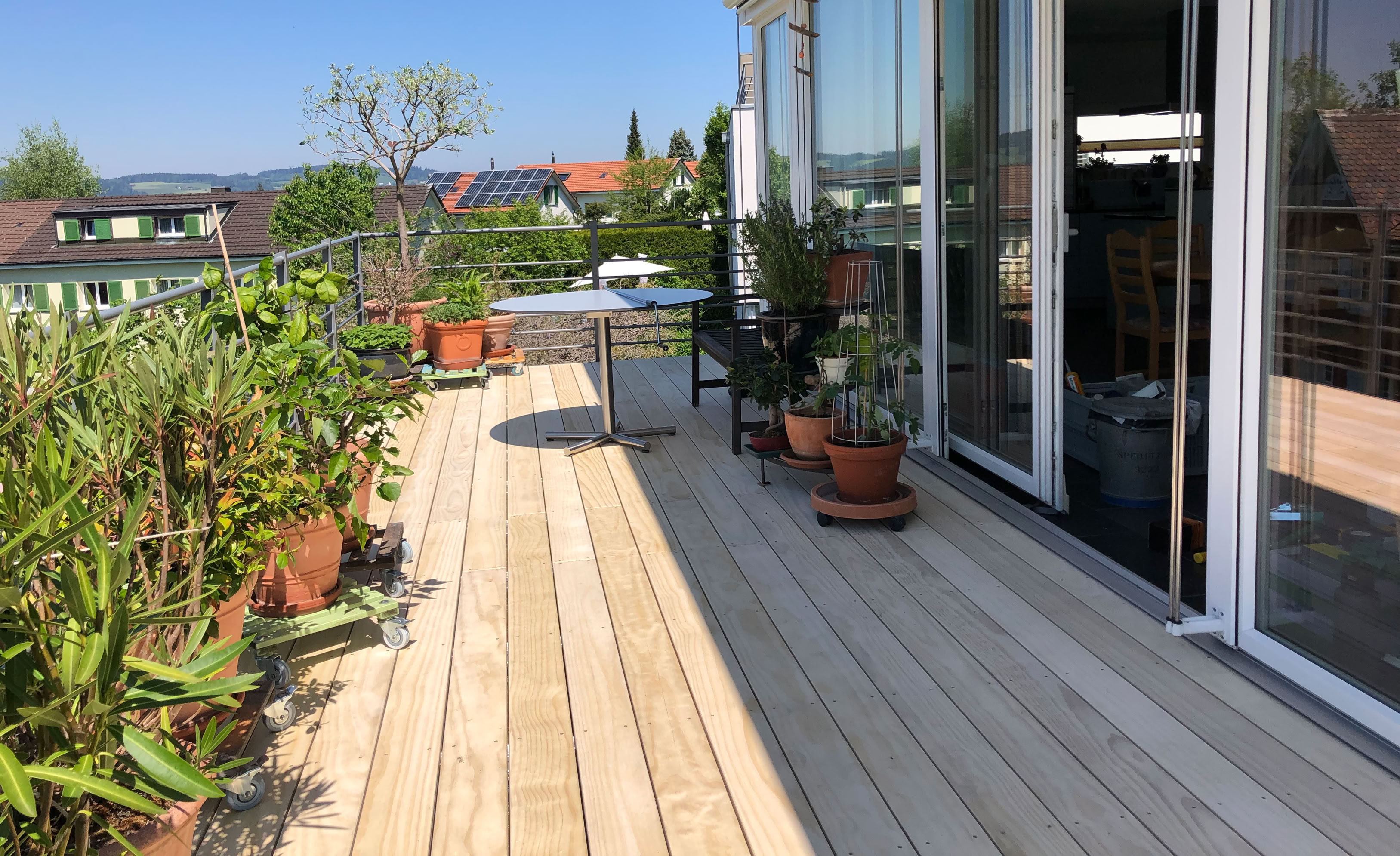 Accoya Terrasse, besonders an exponierten Orten wie hier auf diesem Balkon, werden nach Jahren der Bewitterung die besonderen Eigenschaften des Holzes sichtbar