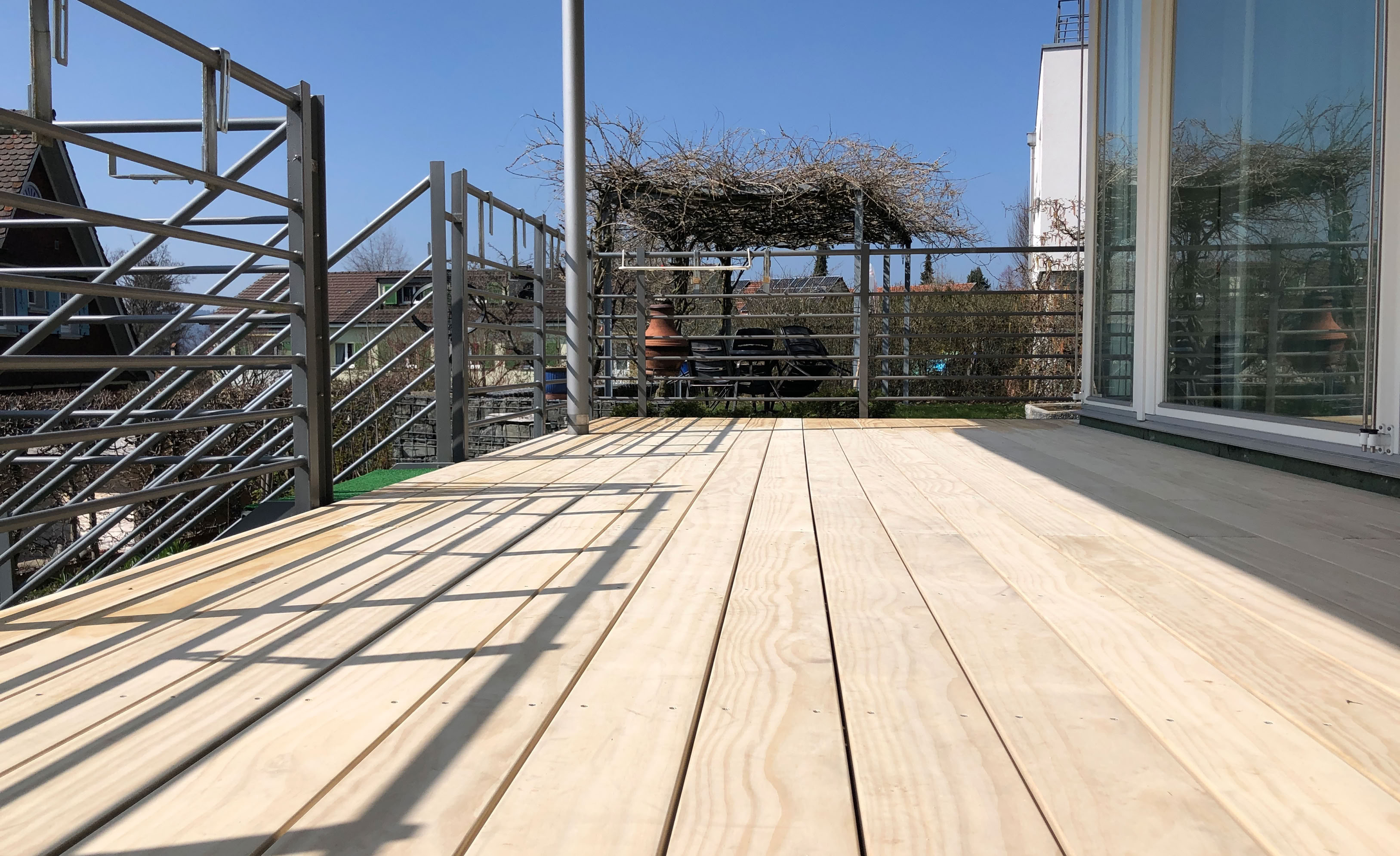 Gute Holzterrassen sind besonders langlebig, bleiben auch nach Jahren formstabil und ästhetisch