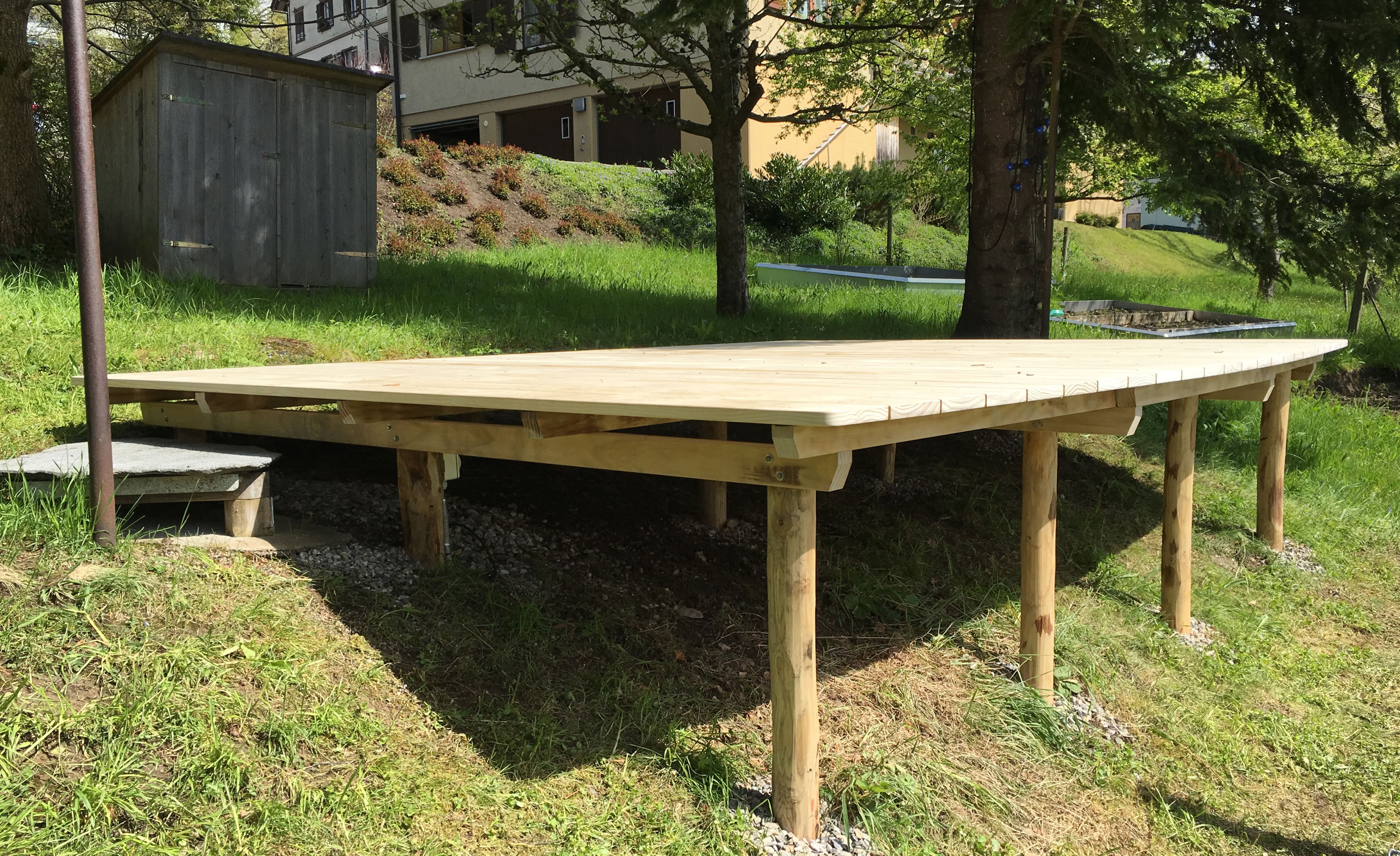 Accoya Terrasse als Sitzplatz-Erweiterung - Im freien Gelände und auf Kastanien-Pfählen montiert