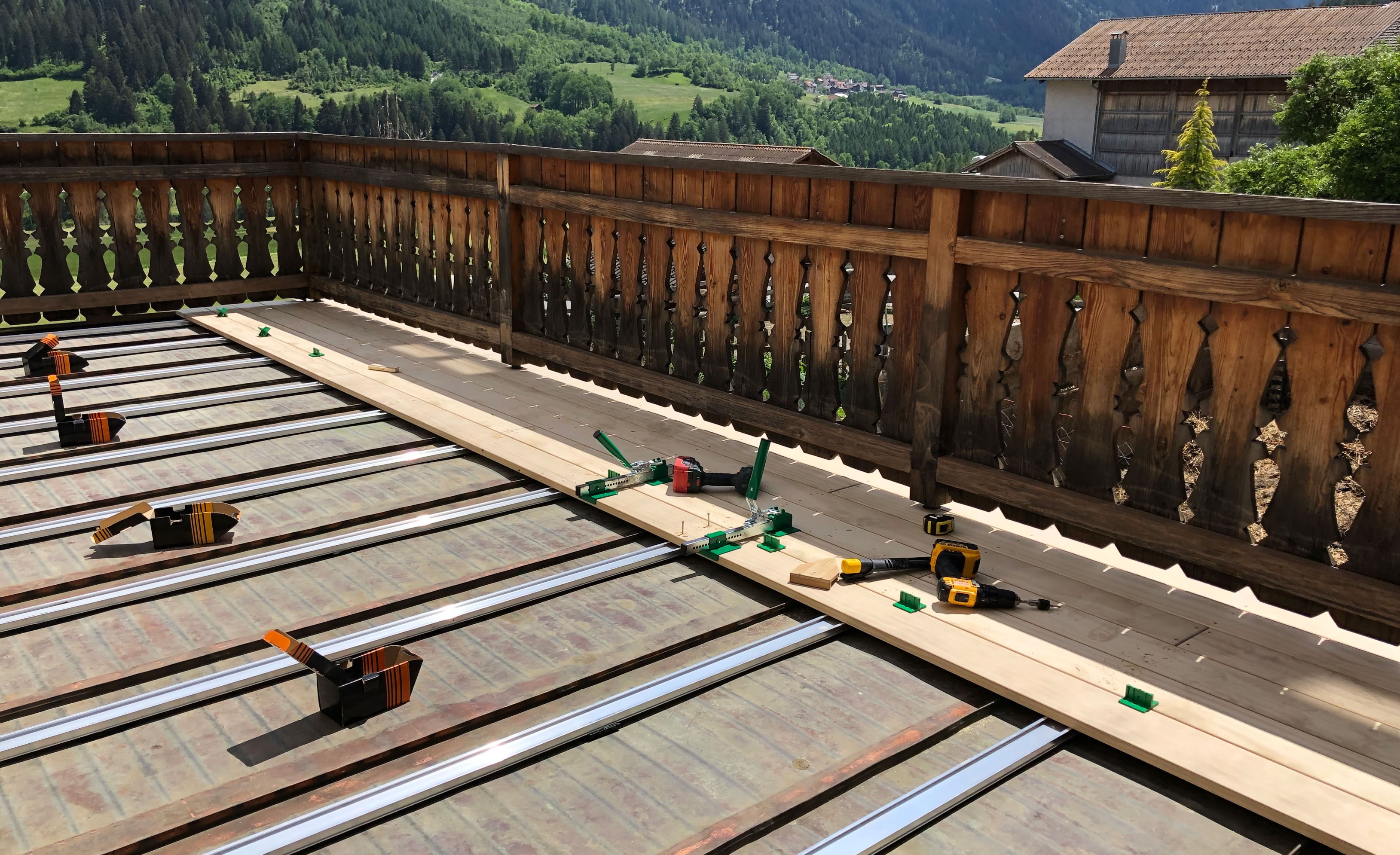 Gute Holzterrassen haben eine unverrottbare Unterkonstruktion wie hier aus Aluminium