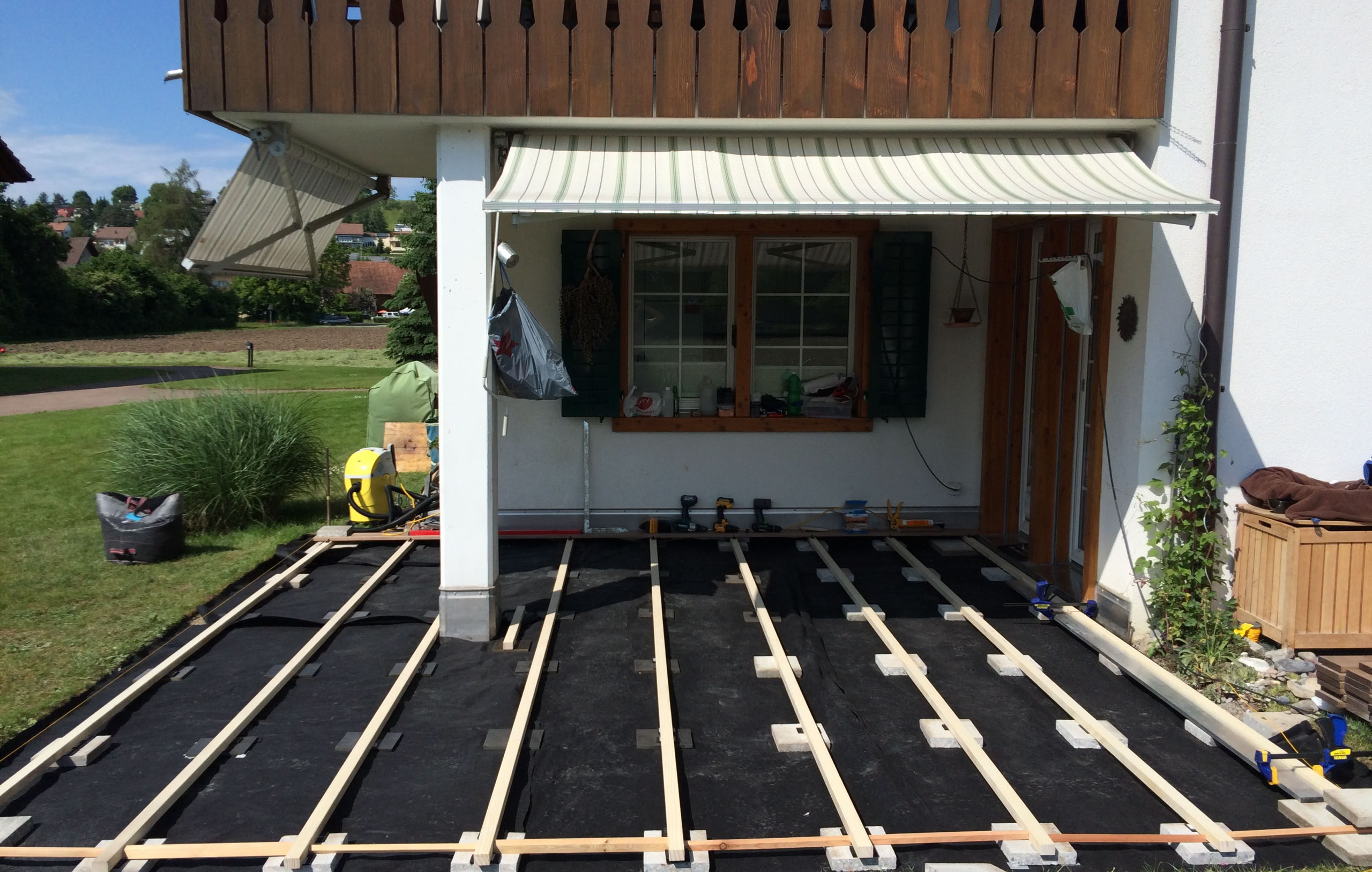 Der Neuaufbau des schönen Gartensitzplatzes mit der Einteilung einer hochwertigen Unterkonstruktion