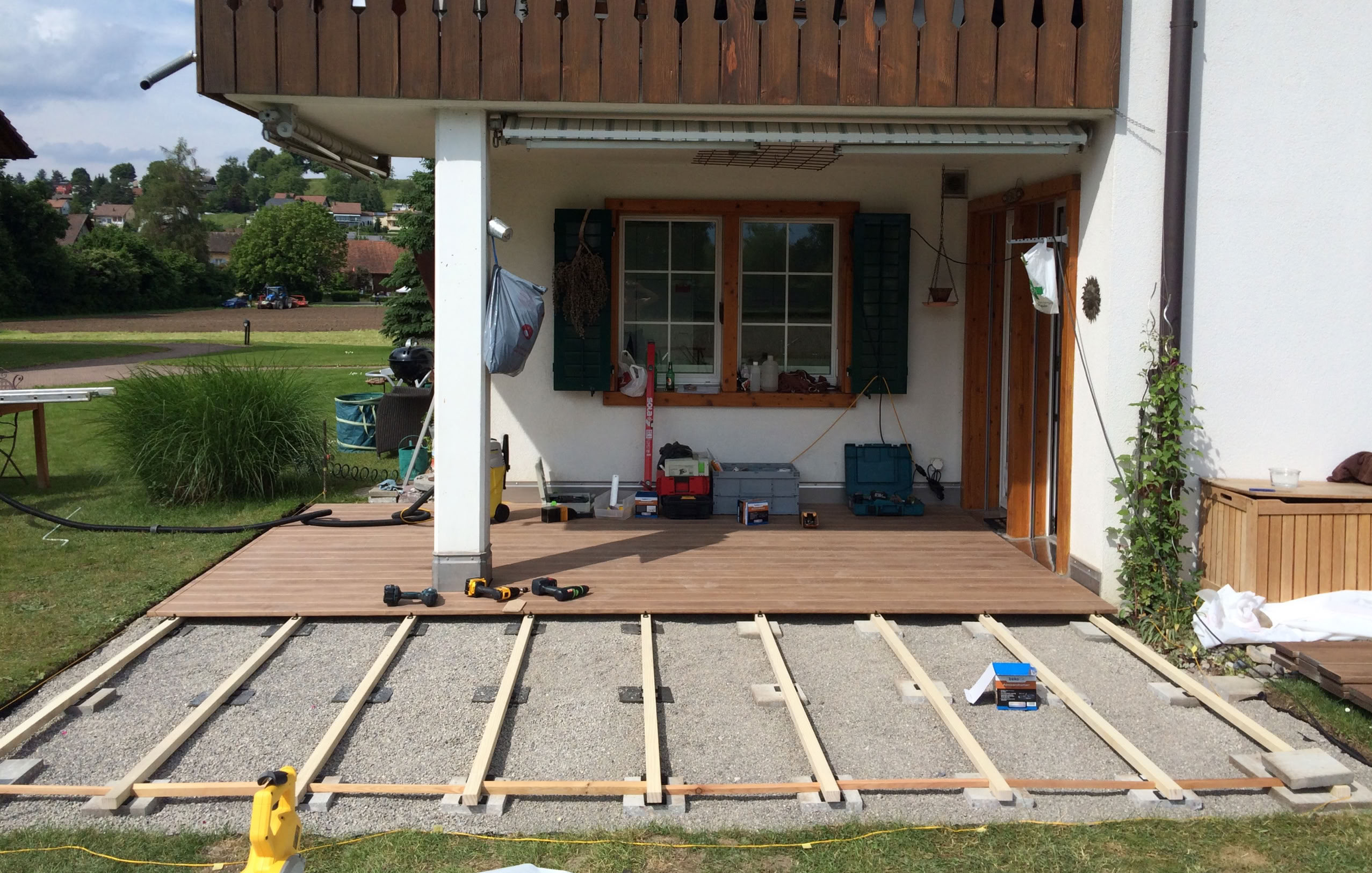 Die Holzdielen-Terrasse im Aufbau. Ein schöner Gartensitzplatz entsteht..