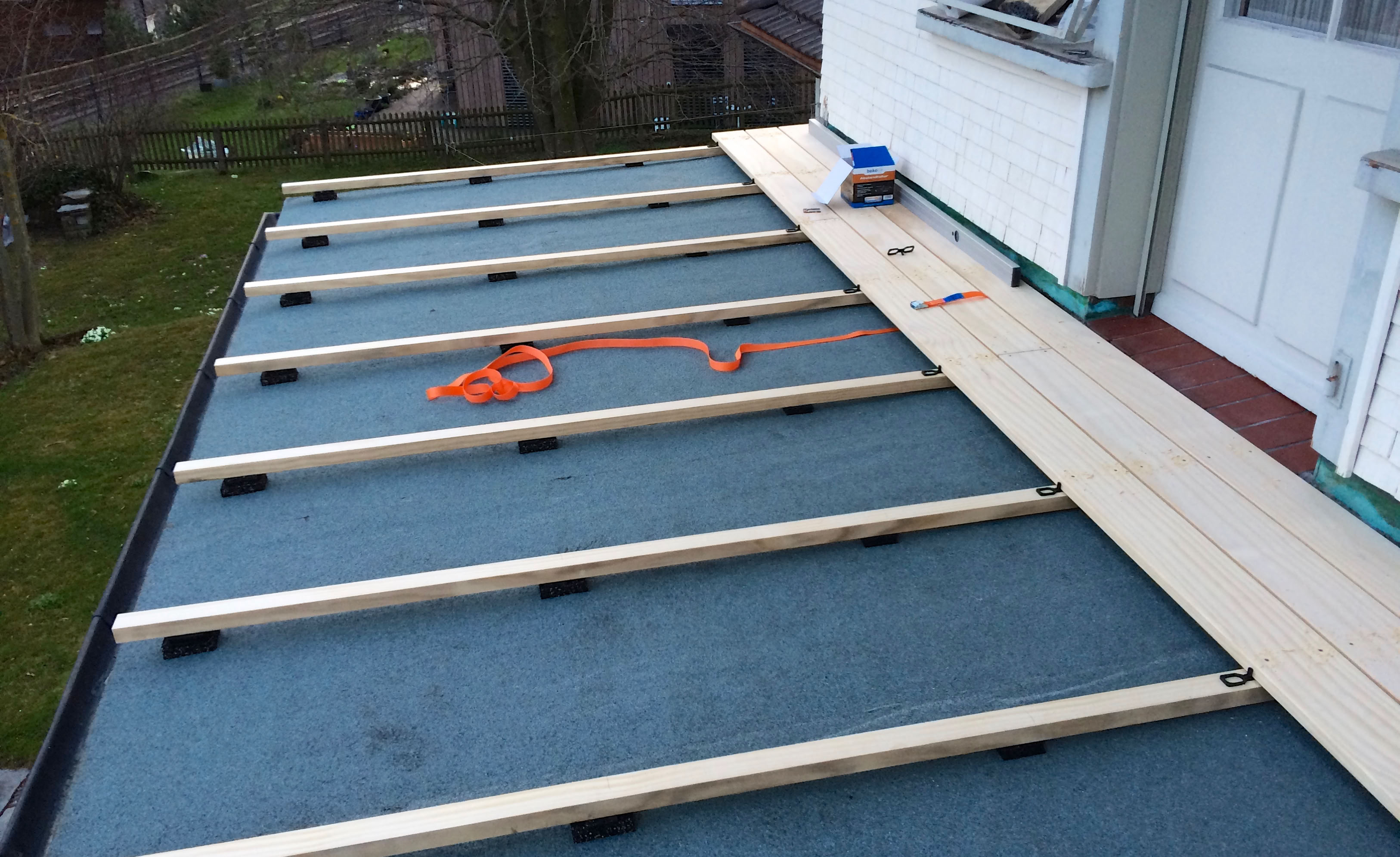 Nach Abbruch und Neuabdichtung des Flachdaches, beginnt der eigentliche Aufbau mit einer Accoya Terrasse