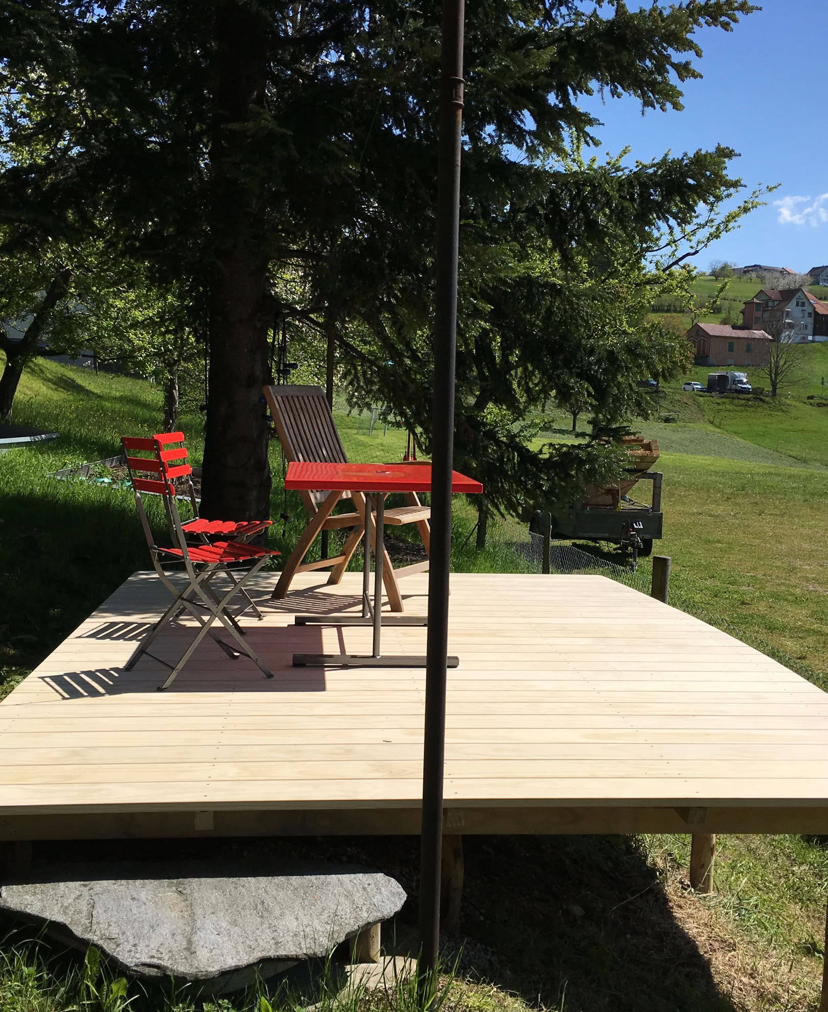 Neue Holzterrasse mit Accoya-Holz, eine einfache Terrassenpflege wird jährlich durchgeführt