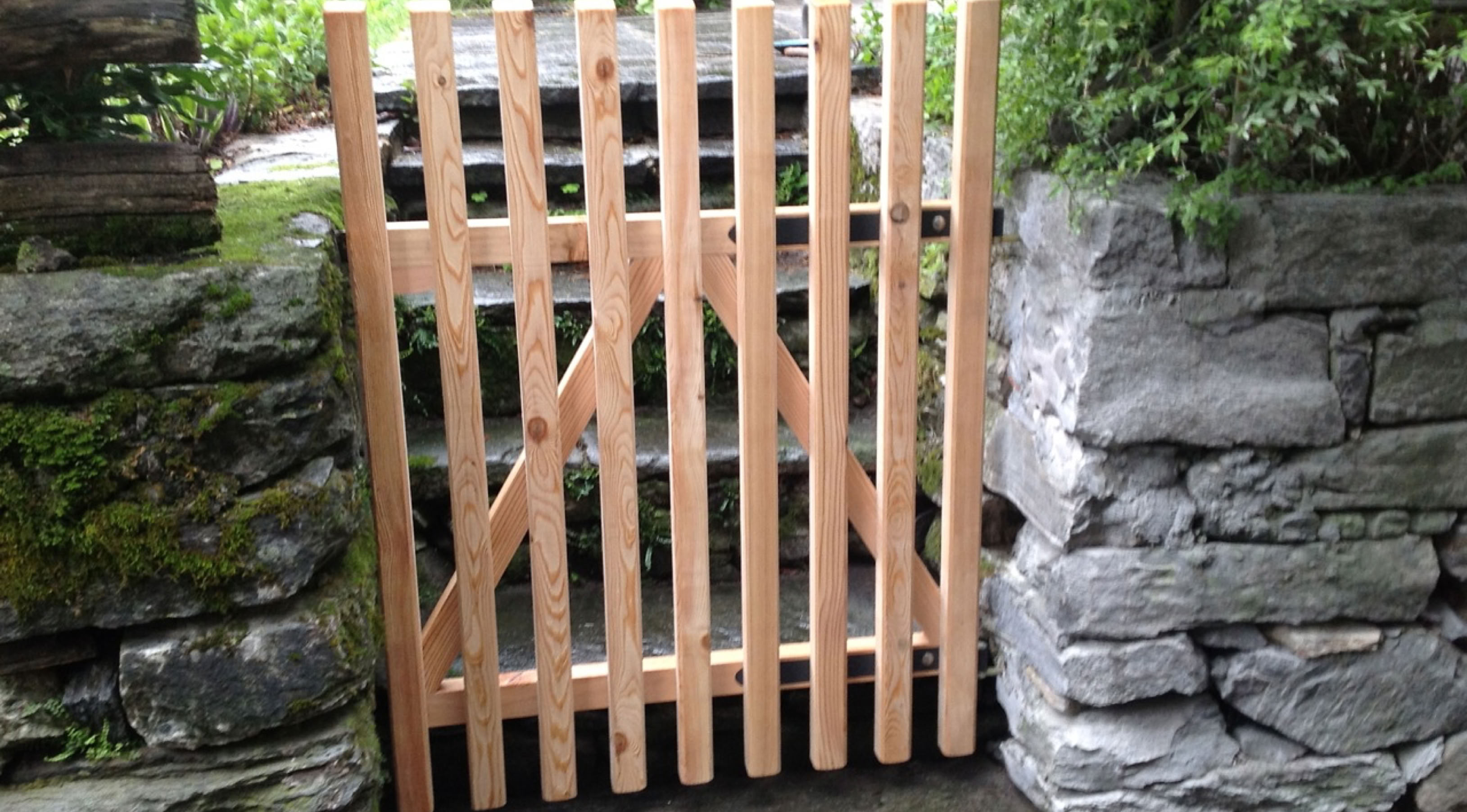 Lärchen Gartentor, Massanfertigung zwischen Trockensteinmauern