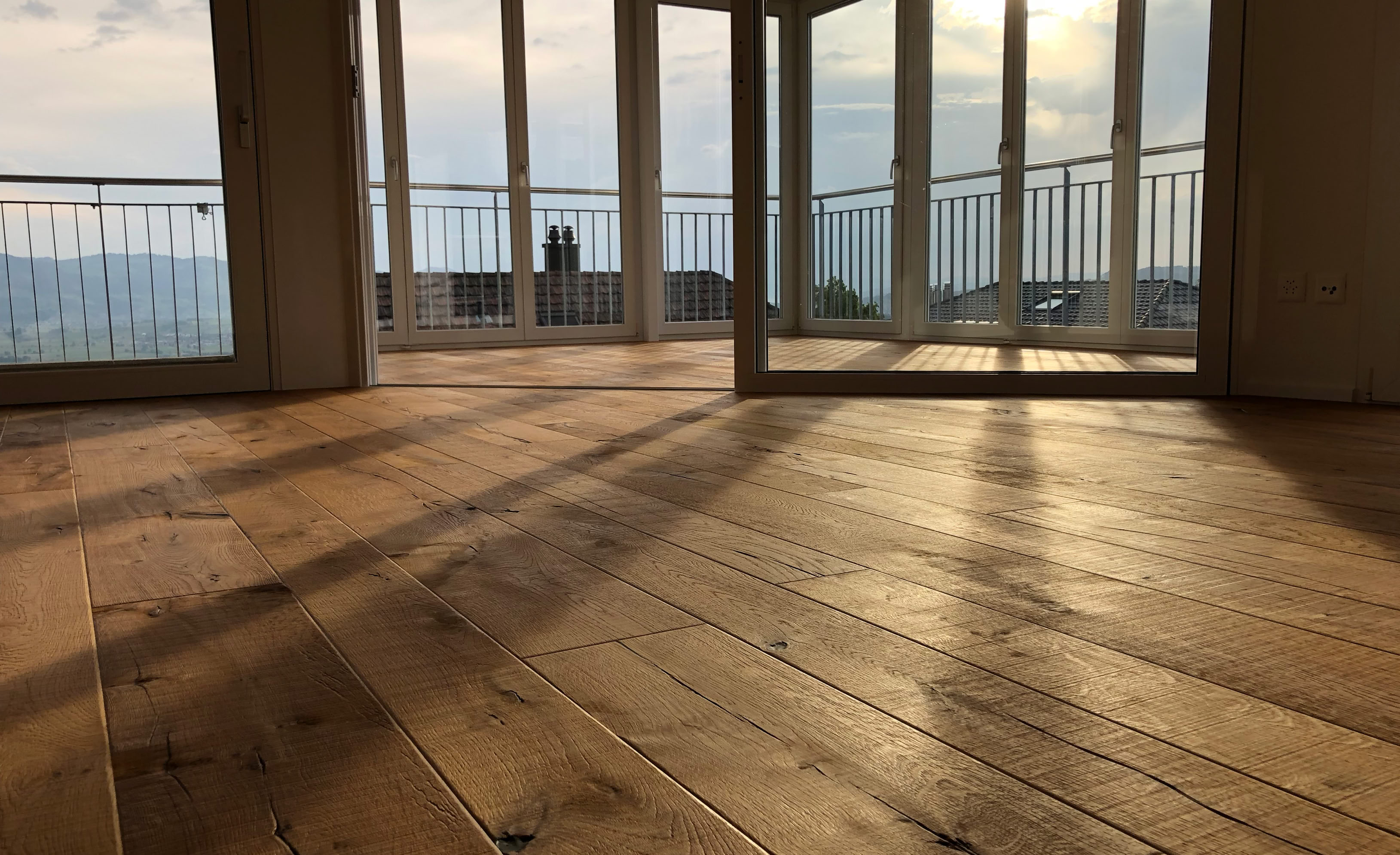 Rustikaler Eichenparkett in moderner Wohnung mit Wintergarten.