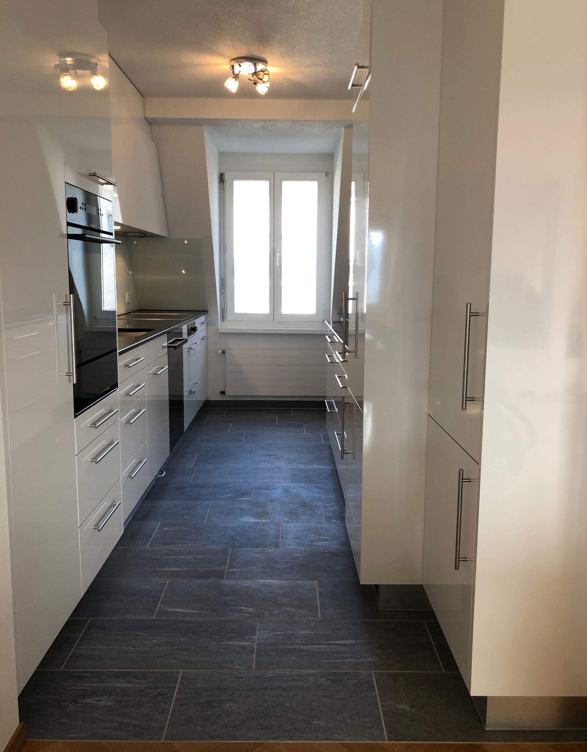 Komplette Küchensanierung in einer Altbau-Wohnung inkl. neuem Fliesenboden