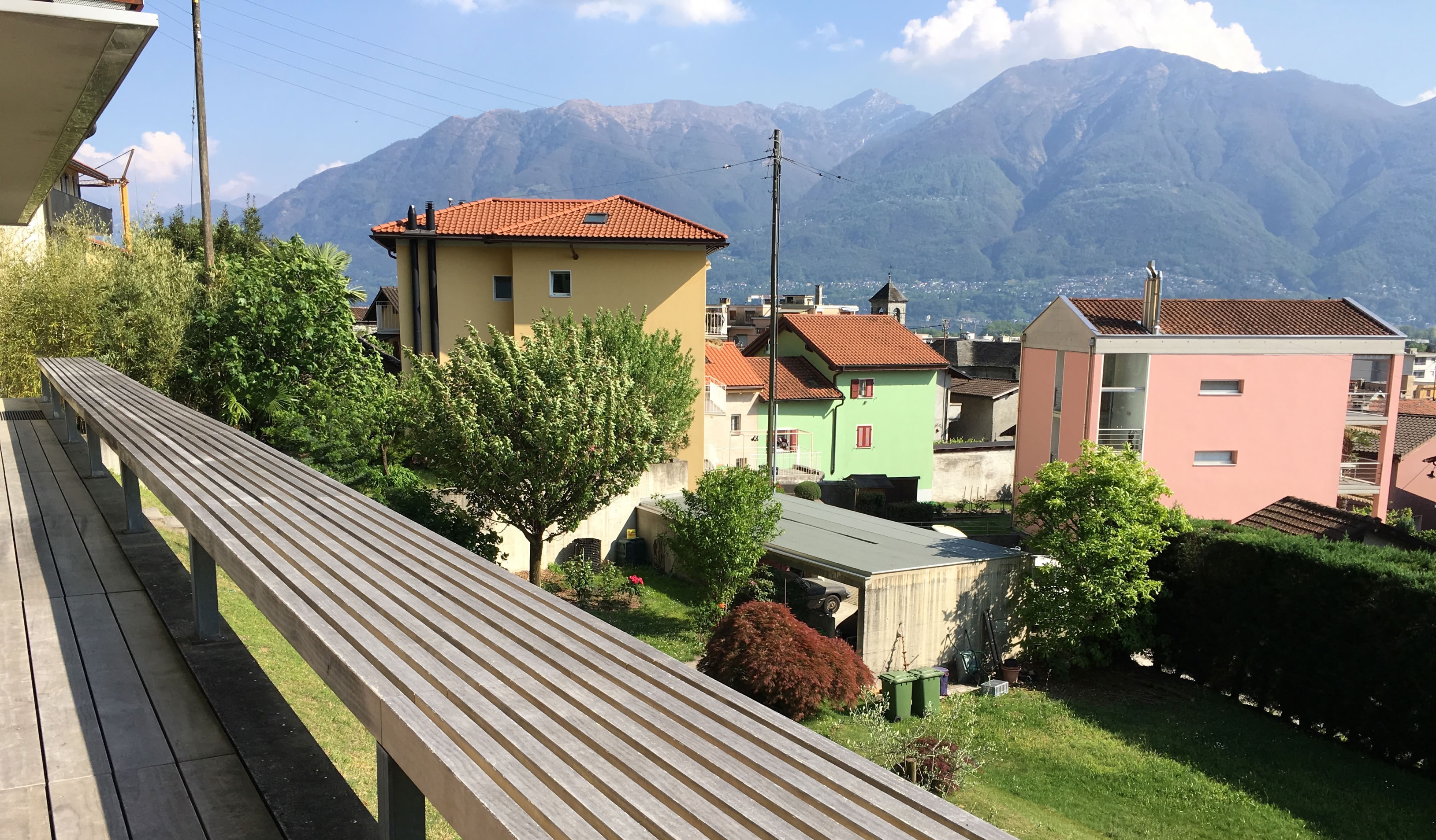 Vergleich Accoya Holzbank neu & ein Jahr später Terrassendielen. Die Terrassenpflege hilft die natürliche Patina wiederherzustellen.