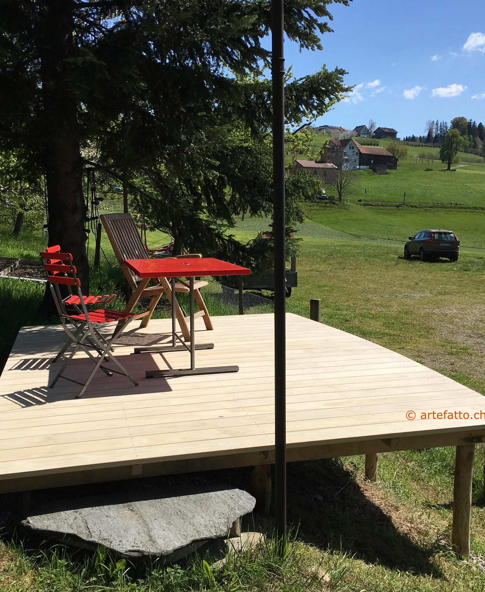 Neue Holzterrasse mit Accoya-Holz, eine einfache Terrassenpflege wird jährlich durchgeführt