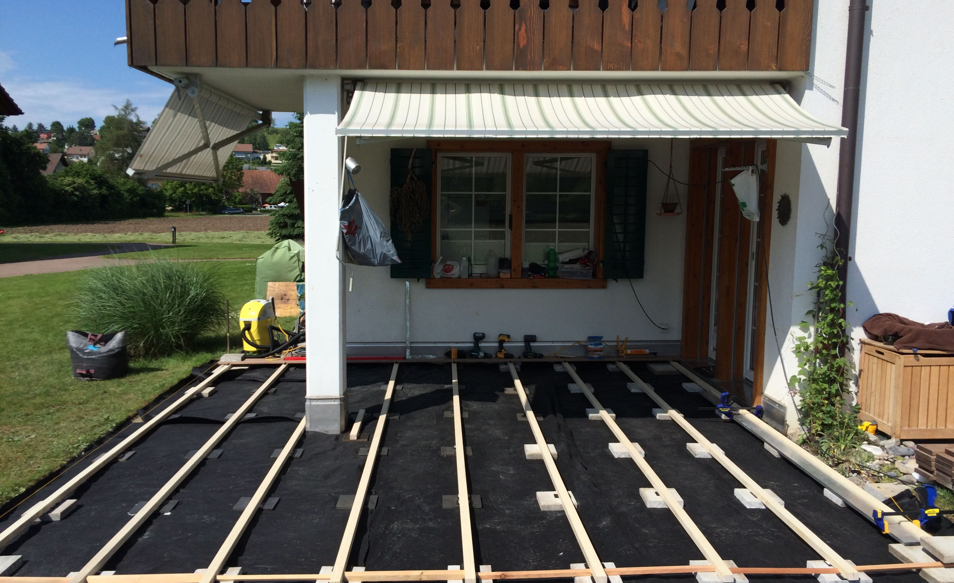 Mit guten Holzterrasse ist ein guter Aufbau entscheidend. Hier beginnt der Aufbau im Erdreich, nach der Einsplittung wird ein Wuzelvlies gelegt, dann die Einteilung der Unterkonstruktion