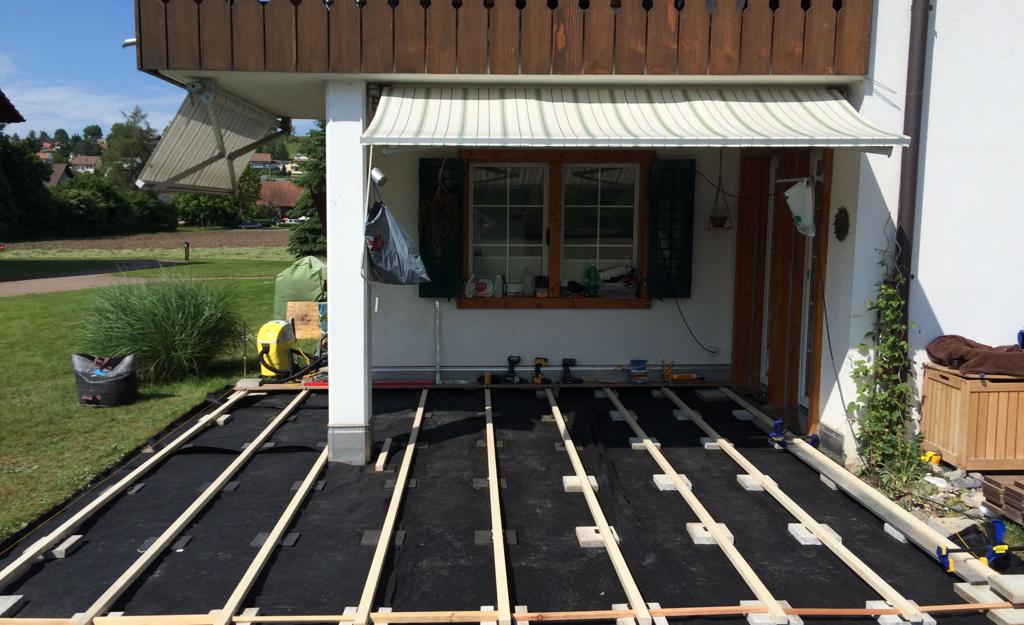 Mit guten Holzterrasse ist ein guter Aufbau entscheidend. Hier beginnt der Aufbau im Erdreich, nach der Einsplittung wird ein Wuzelvlies gelegt, dann die Einteilung der Unterkonstruktion