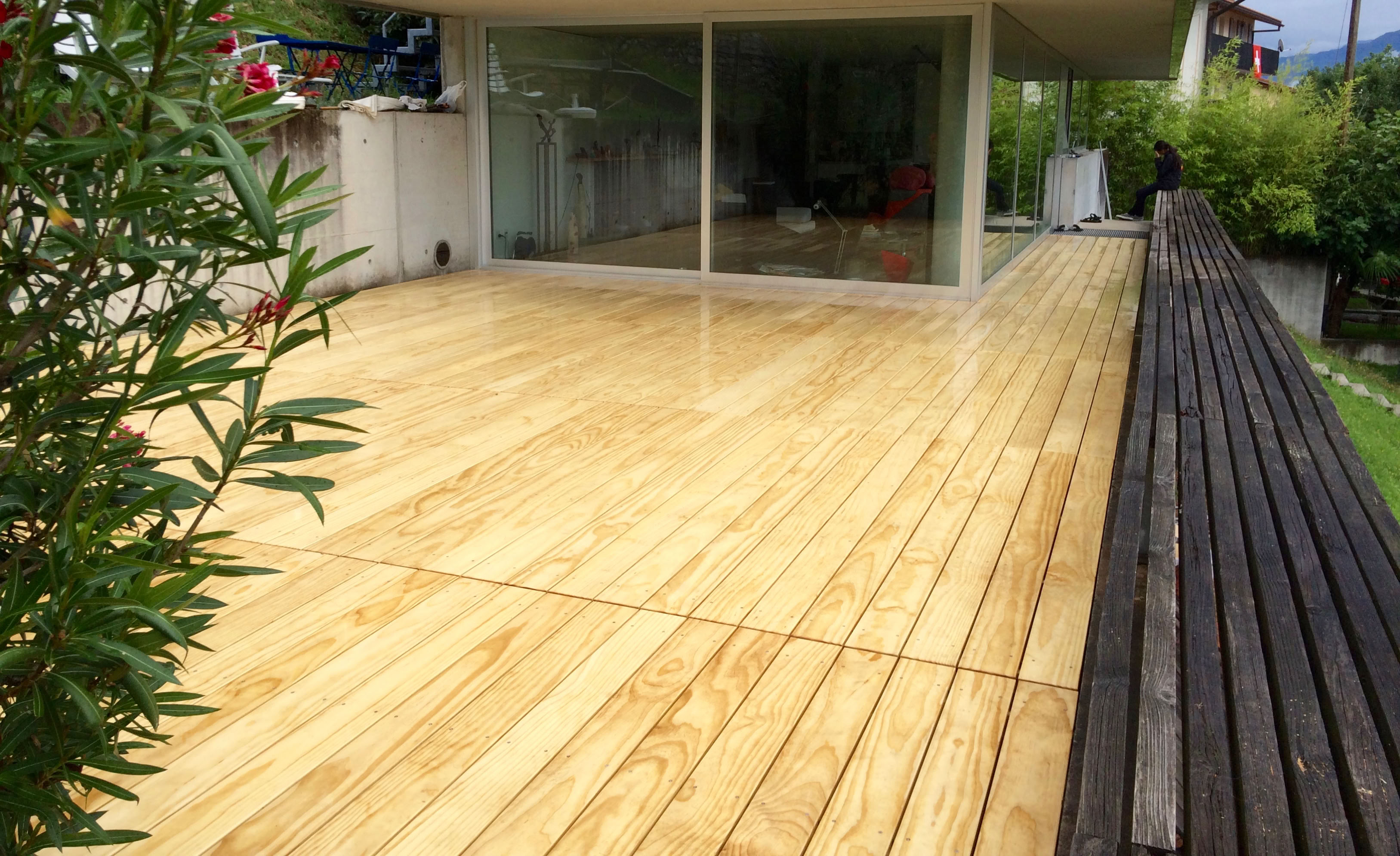 Holzterrassen-Elemente auf einem Flachdach. Dieses gute Terrassenholz sehr langlebig und verzugsarm