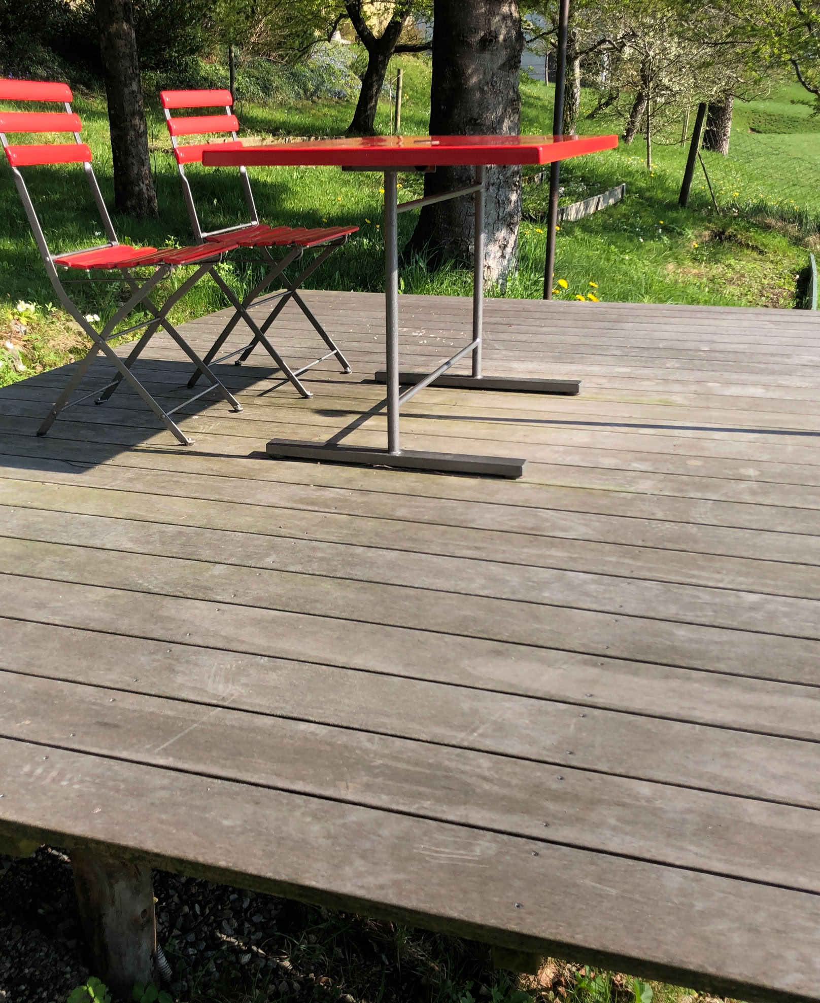 Accoya Holzterrasse natur 3-jährig, die Vergrauung ist weitgehend abgeschlossen. Eine Terrassenpflege sollte einmal jährlich erfolgen