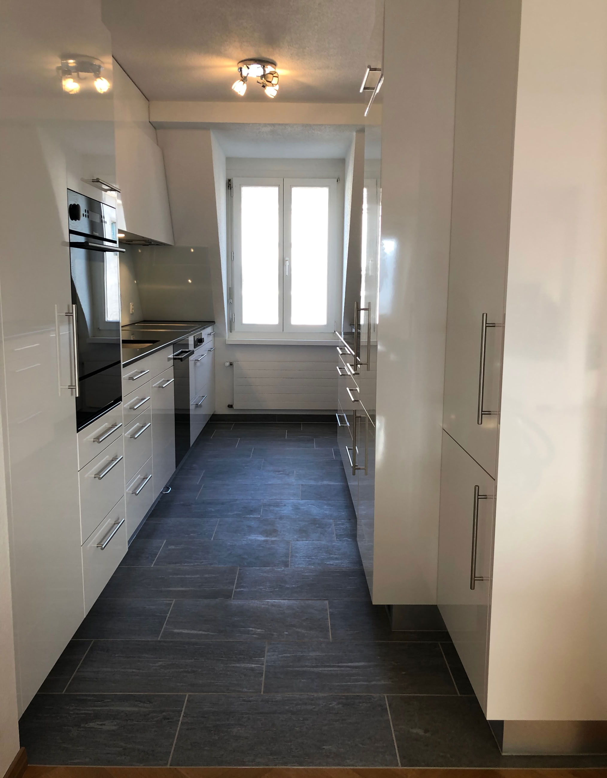 Komplette Küchensanierung in einer Altbau-Wohnung inkl. neuem Fliesenboden
