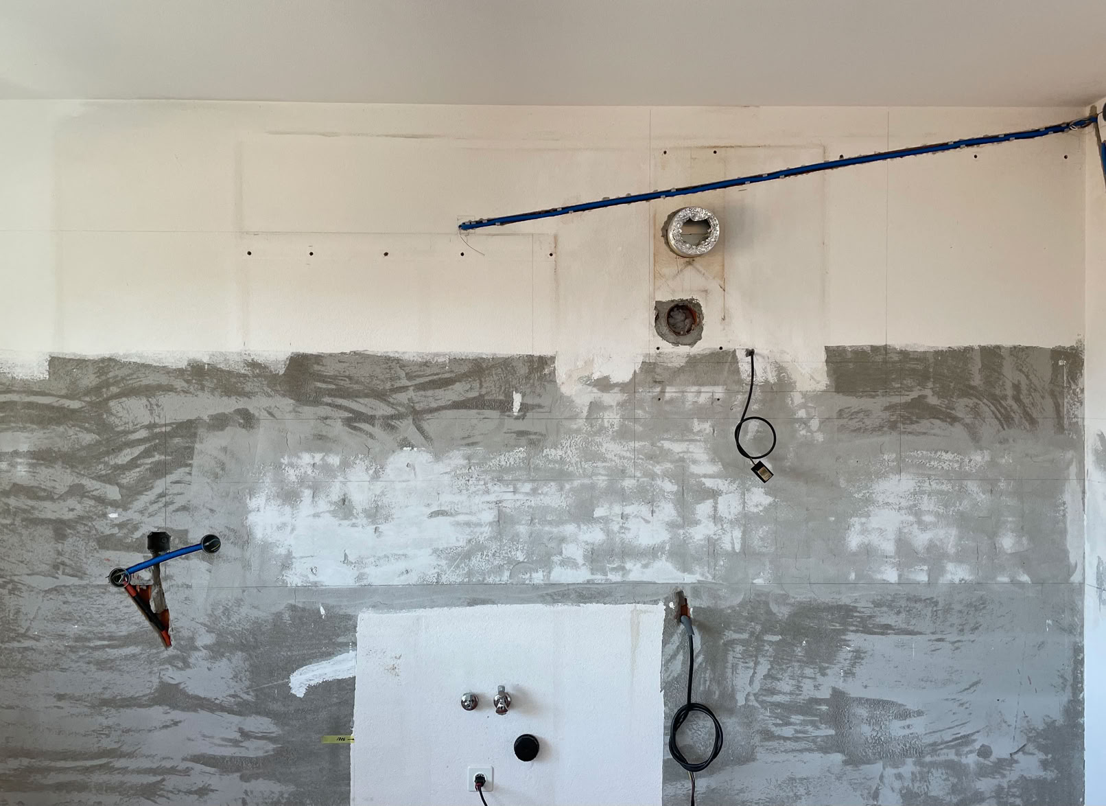 Für eine Küchensanierung braucht es auch eine Anpassung durch punktuelle Eingriffe: Versetzung von Wasser- & Elektro-Leitungen