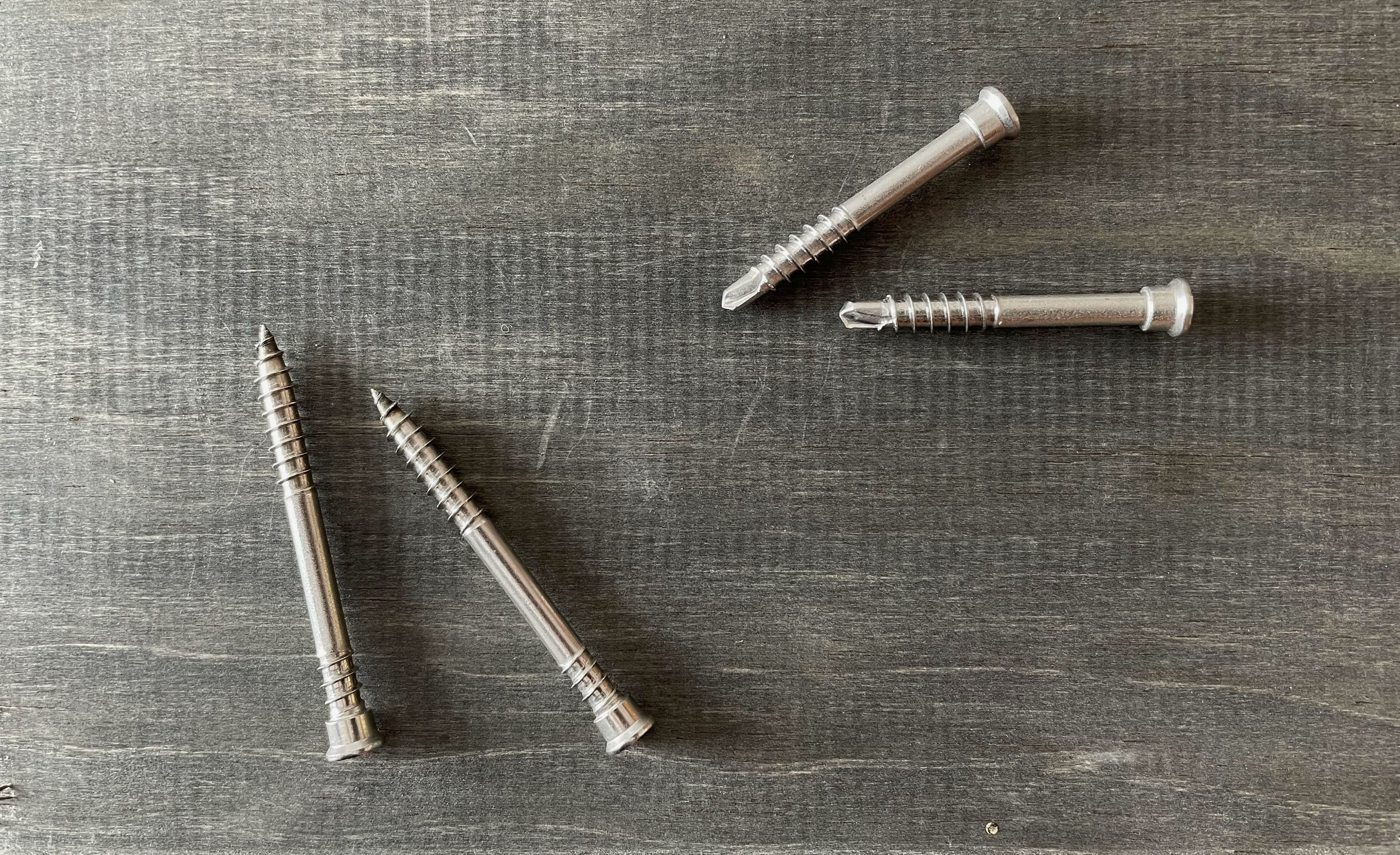 Gute Holzterrassen haben hochwertige Terrassenschrauben in rostfreier Qualität