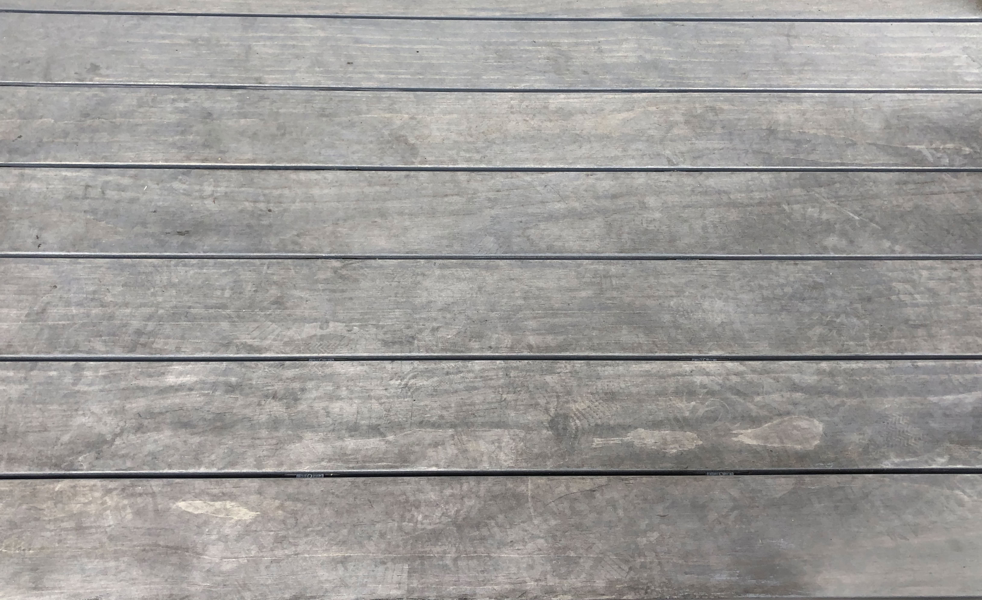 Ein gutes Terrassenholz nach einigen Jahren der Bewitterung immer noch fomstabil