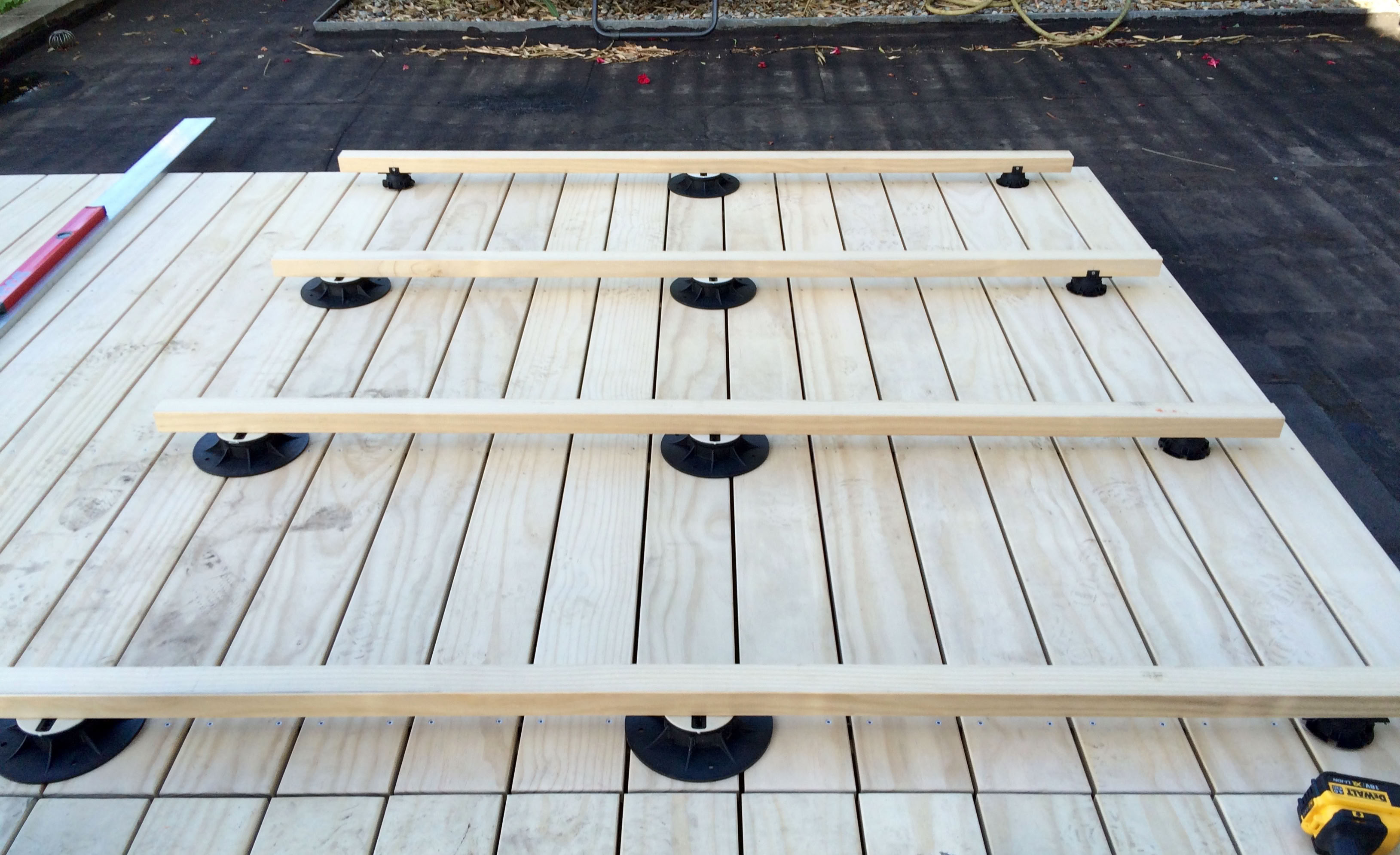 Holzterrasse im Bau. Die Unterkonstruktionen auf Nivelliertellern sollte ebenfalls aus gutem Terrassenholz bestehen.