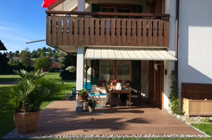 Ein Schöner Gartensitzplatz mit einer hochwertigen Holzterasse