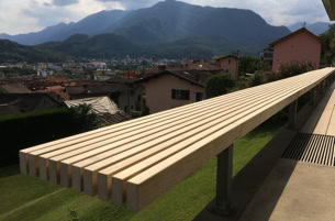 Stilisierte Langbank aus Accoya Holz