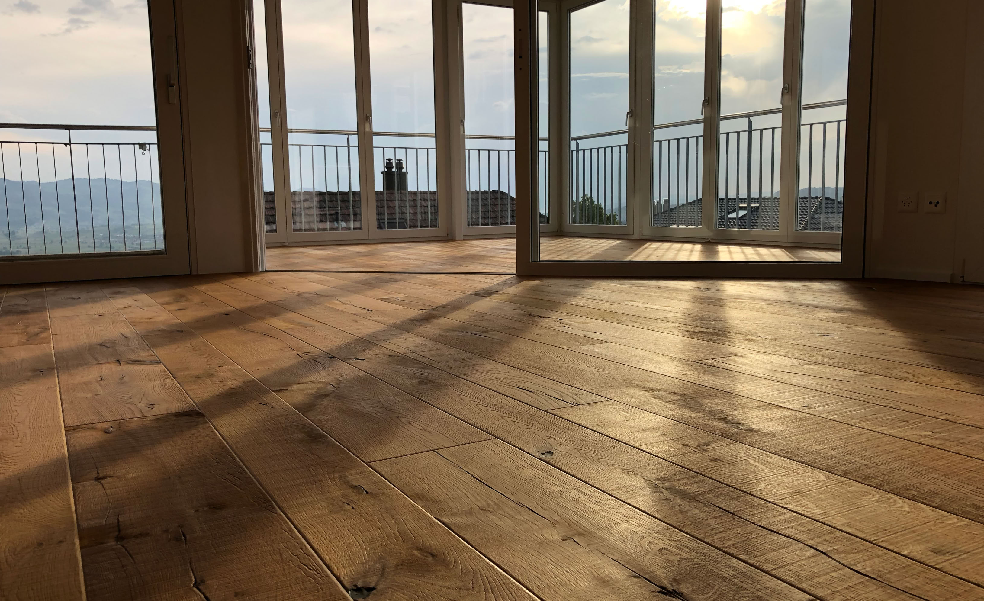 Rustikaler Eichenparkett in moderner Wohnung mit Wintergarten.