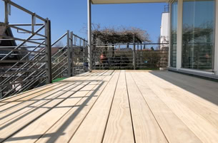 Frisch verlegte Holzterrasse aus Accoya auf einem Balkon
