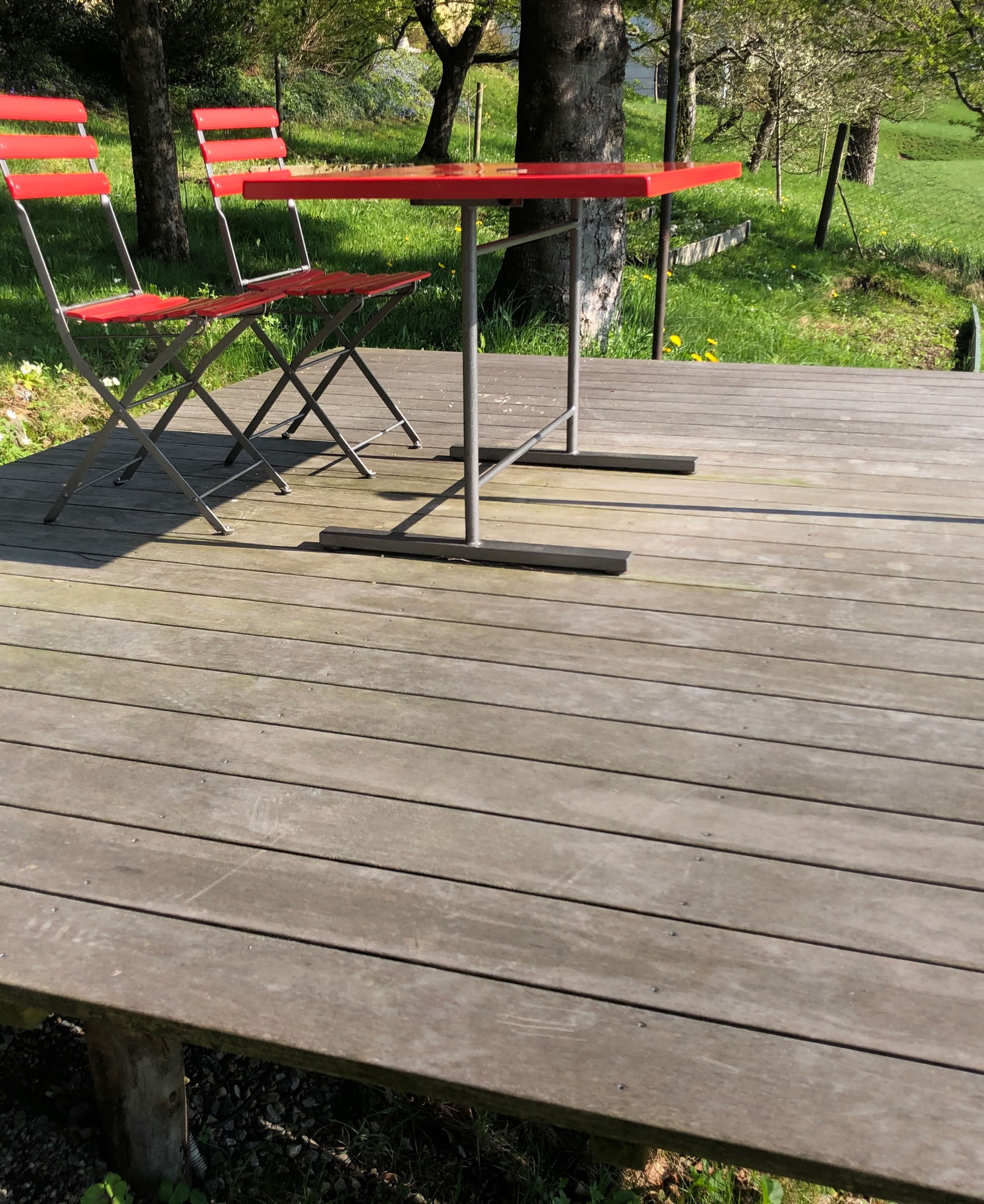 Accoya Holzterrasse natur 3-jährig, die Vergrauung ist weitgehend abgeschlossen. Eine Terrassenpflege sollte einmal jährlich erfolgen