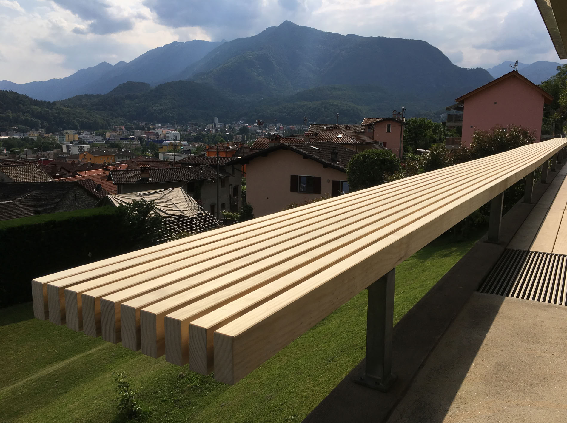Stilisierte Langbank aus Accoya Holz natur