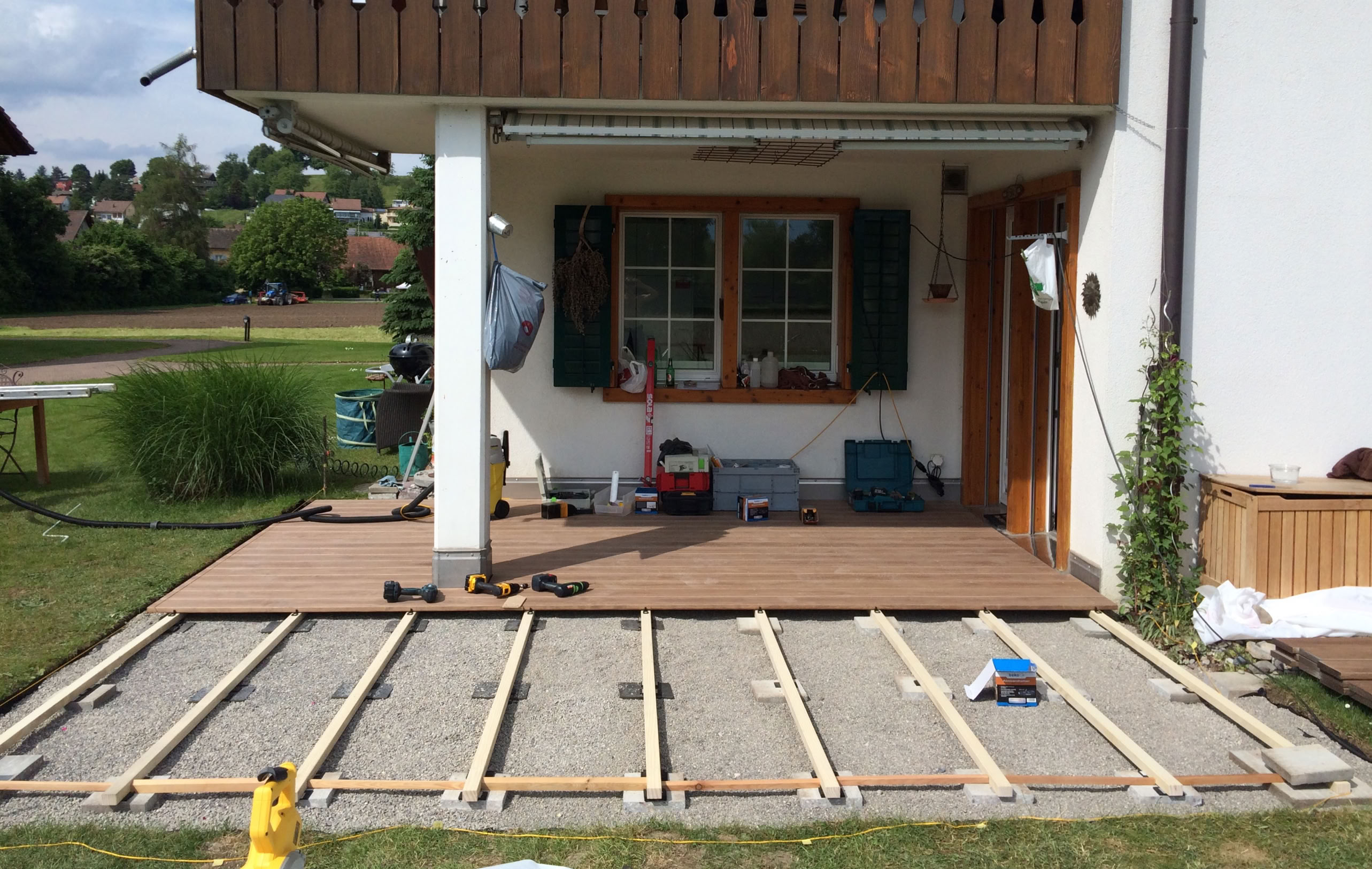 Die Holzdielen-Terrasse im Aufbau. Ein schöner Gartensitzplatz entsteht..
