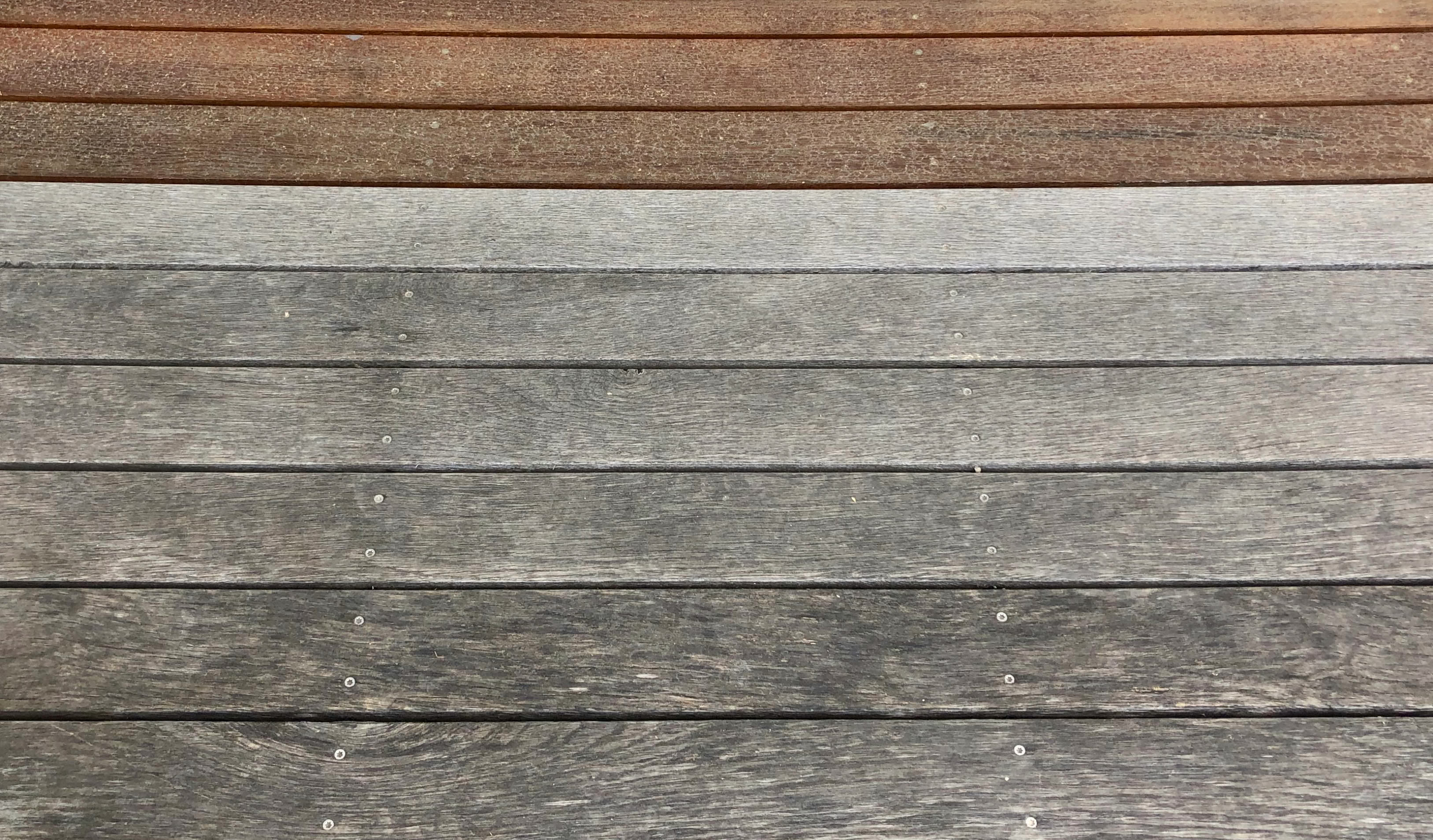 Eine Terrassenpflege sollte jährlich erfolgen und hilft die natürliche Patina wiederherzustellen. Ein Vergleich des Vergrauungs-Prozesses bei Eichen Terrassendielen
