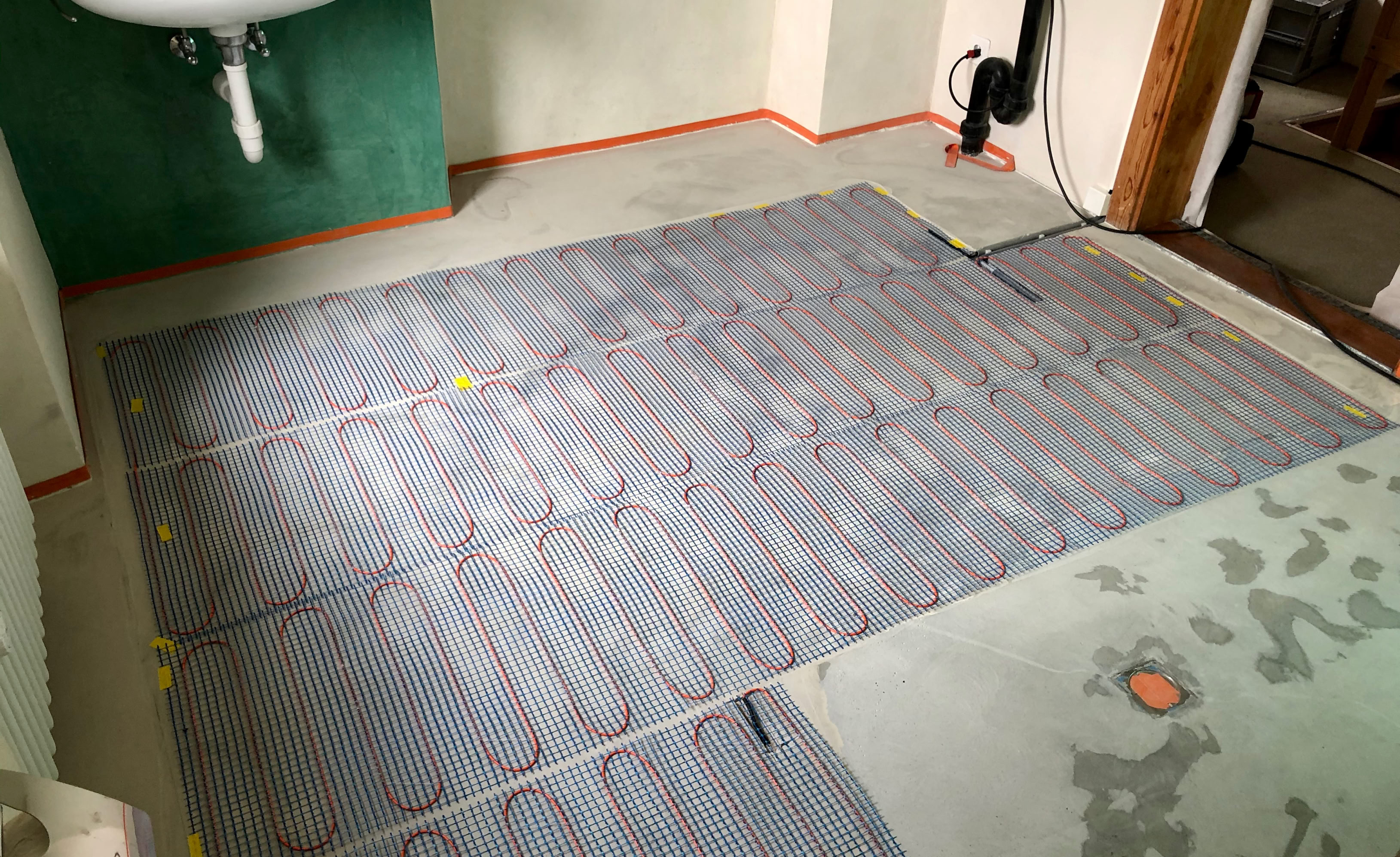 Zur Badsanierung in diesem Altbau wird hier zuvor ein Tiefbett in die Zementunterlage eingefräst damit eine elektrische Bodenheizung verlegt werden kann.