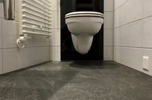 Nach der Badsanierung mit neuen Fliesen und einem Geberit-Monolith als WC